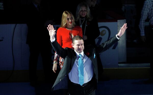 Павел Буре на официальной церемонии вывода из обращения десятого номера клуба НХЛ Ванкувер Кэнакс