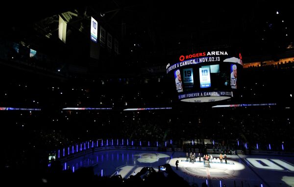 Церемония вывода из обращения десятого номера клуба НХЛ Ванкувер Кэнакс, под которым выступал Павел Буре