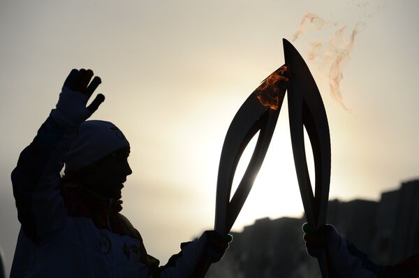 Факелоносец во время эстафеты олимпийского огня