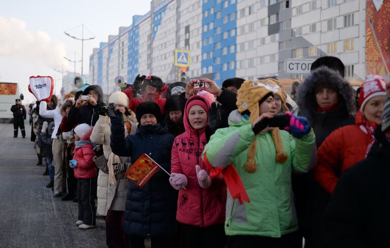 Жители города во время эстафеты олимпийского огня в Новом Уренгое