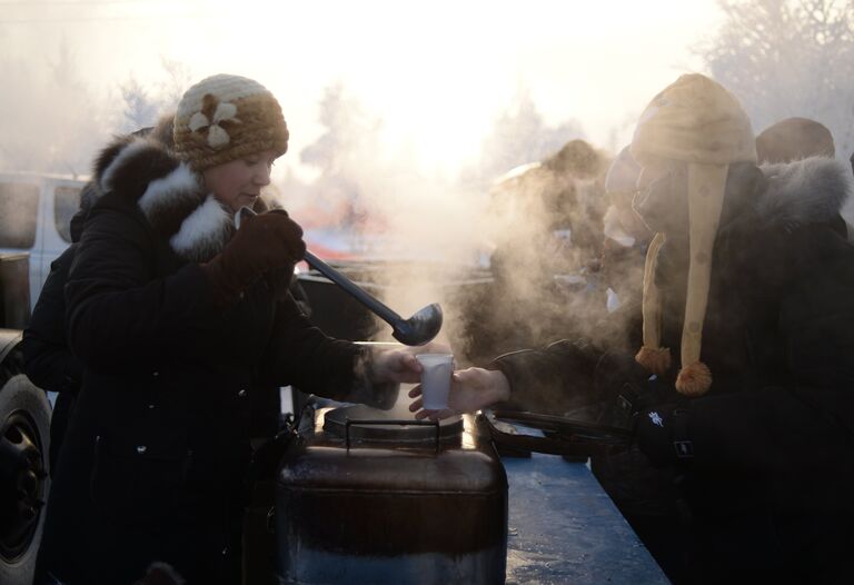 Жители города во время эстафеты олимпийского огня в Новом Уренгое