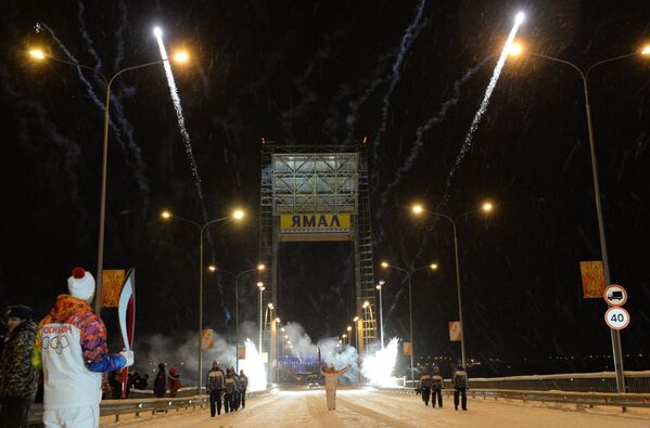 Факелоносцы во время эстафеты олимпийского огня в Салехарде