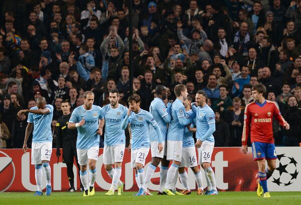 Футболисты Манчестер Сити радуются голу, забитому в ворота ЦСКА