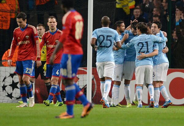 Футболисты Манчестер Сити поздравляют друг друга с голом, забитым в ворота ЦСКА