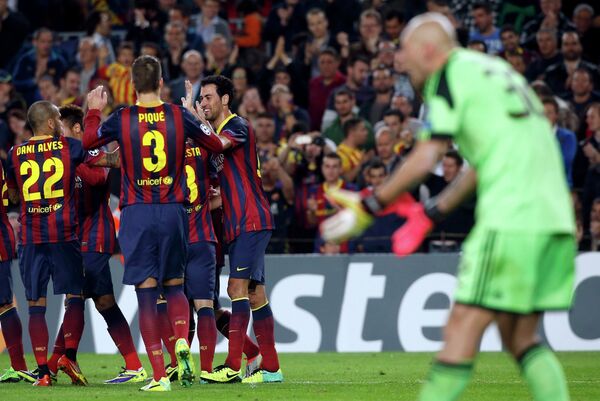 Футболисты Барселоны радуются мячу Серхио Бускетса в ворота Милана