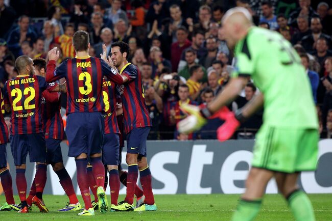 Футболисты Барселоны радуются мячу Серхио Бускетса в ворота Милана