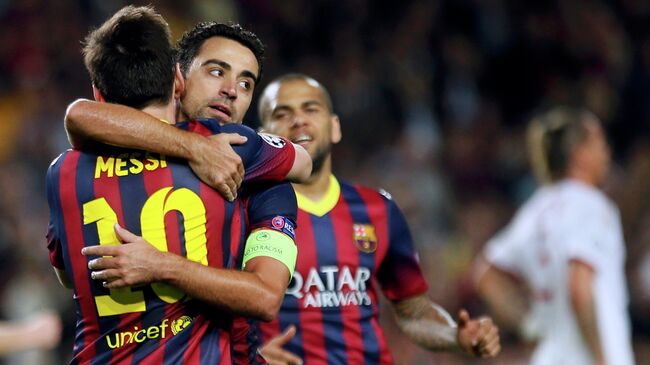 Футболисты Барселоны Лионель Месси, Хави и Дани Алвес радуются победе над Миланом