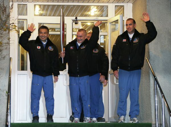 Члены экипажа ТПК Союз ТМА-11М: астронавт ДжАКСА Коичи Ваката, космонавт Роскосмоса Михаил Тюрин и астронавт НАСА Рик Мастраккио (слева направо)