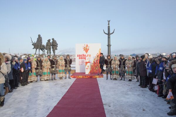 Этап эстафеты олимпийского огня в городе Мирный