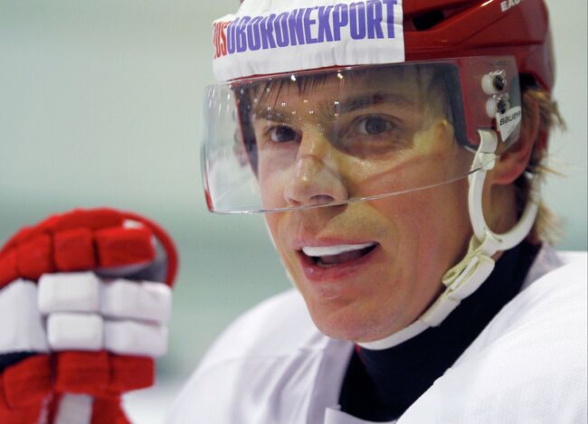 Хоккеист Евгений Медведев
