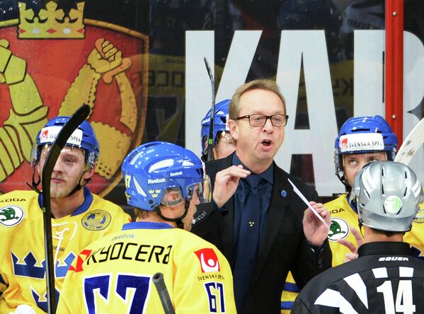 Главный тренер сборной Швеции Пер Мортс (в центре)