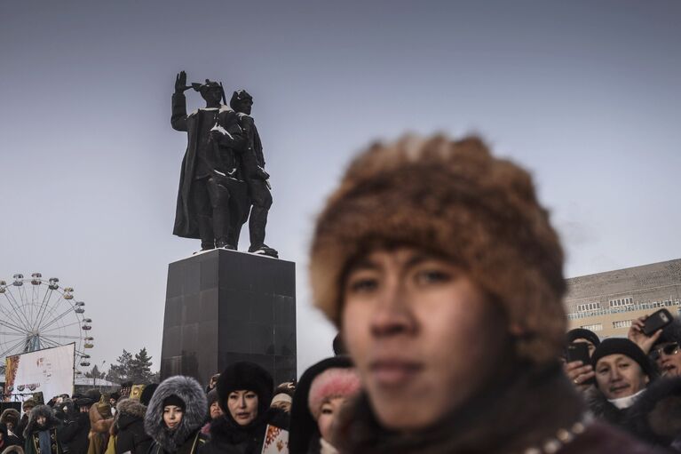 Жители Якутска у памятника комсомольцам 1920-х годов на Комсомольской площади во время эстафеты олимпийского огня