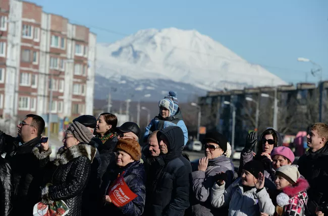 Зрители во время эстафеты олимпийского огня в Петропавловске-Камчатском