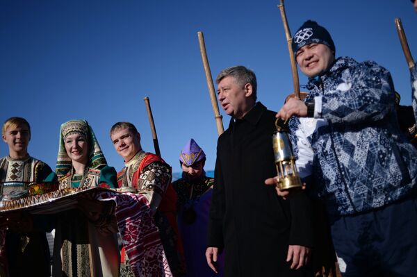 Жители города на встрече Олимпийского огня в Южно-Сахалинске