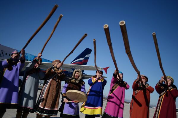 Представители коренных народов севера Сахалина играют на народных инструментах кални