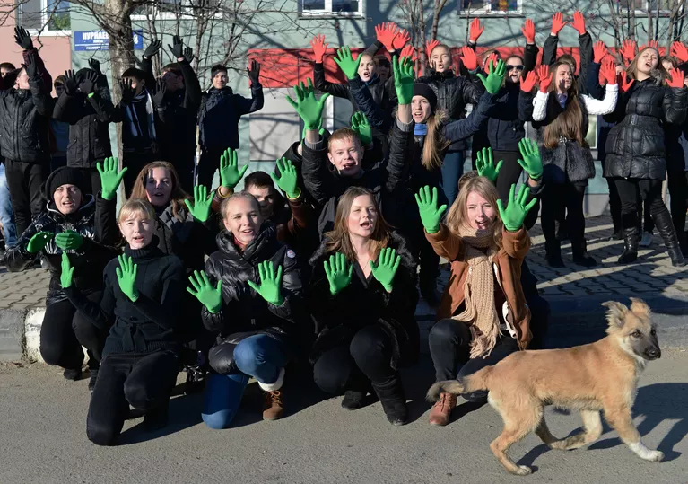 Жители города во время эстафеты олимпийского огня в Южно-Сахалинске Жители города во время эстафеты олимпийского огня в Южно-Сахалинске