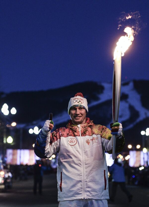 Двукратный олимпийский чемпион по боксу Олег Саитов во время эстафеты олимпийского огня в Южно-Сахалинске