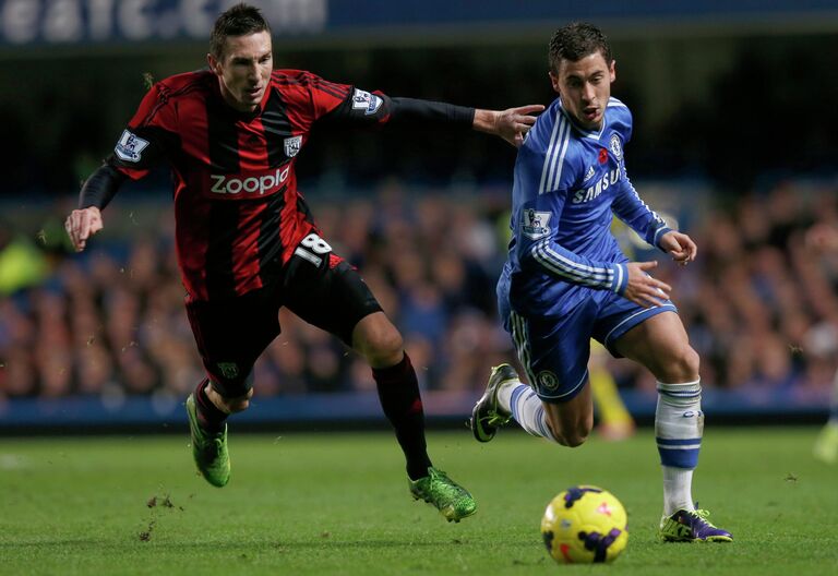 Полузащитник Челси Эден Азар (справа) и защитник Вест Бромвича Морган Амальфитано