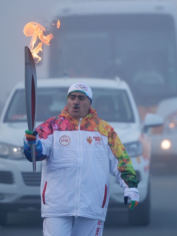 Факелоносец во время эстафеты олимпийского огня во Владивостоке