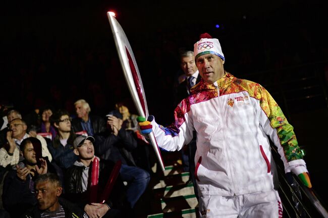 Олимпийский чемпион, чемпион мира по хоккею Александр Могильный во время эстафеты олимпийского огня в ледовом дворце Фетисов-Арена во Владивостоке