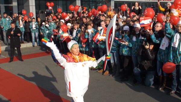 Сотни студентов встретили олимпийский огонь на острове Русский