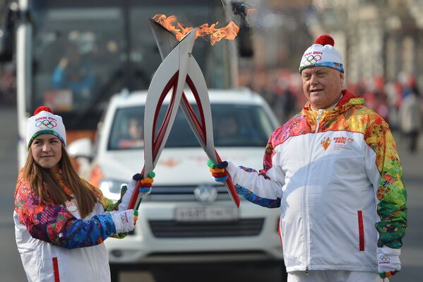 Владимир Якунин во время передачи эстафеты Олимпийского огня во Владивостоке.