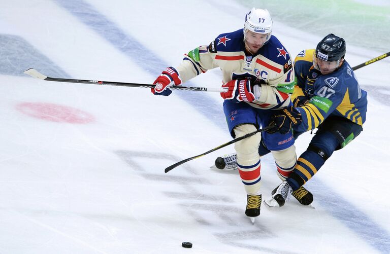 Форвард ХК СКА Илья Ковальчук (слева) и защитник ХК Атлант Алексей Петров Форвард ХК СКА Илья Ковальчук (слева) и защитник ХК Атлант Алексей Петров