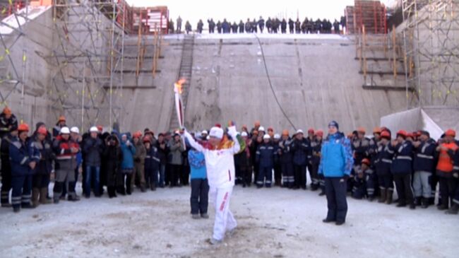 Космонавт Лончаков пробежал с огнем ОИ по строящемуся космодрому в Приамурье