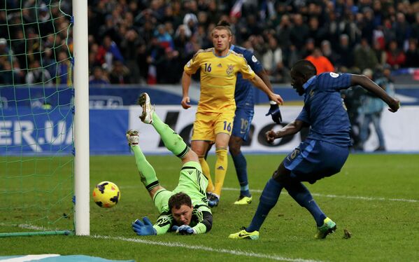 Защитник сборной Франции Мамаду Сако забивает мяч в ворота голкипера украинцев Андрея Пятова
