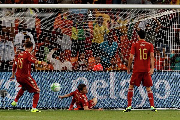 Футболисты сборной Испании пропускают мяч от южноафкиканцев
