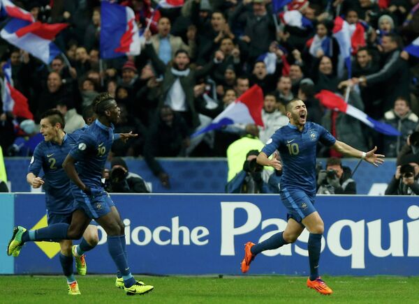 Нападающий сборной Франции Карим Бензема празднует мяч, забитый в ворота украинской национальной команды