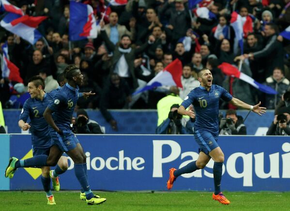 Нападающий сборной Франции Карим Бензема празднует мяч, забитый в ворота украинской национальной команды
