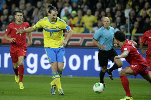 Нападающий сборной Швеции Златан Ибрагимович и защитник сборной Португалии Пепе (справа)