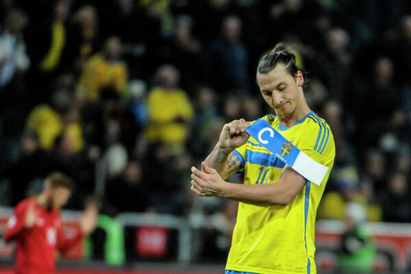 Нападающий сборной Швеции Златан Ибрагимович после поражения от португальцев в стыковых матчах