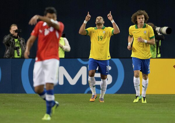 Нападающий сборной Бразилии Халк празднует забитый мяч в ворота сборной Чили