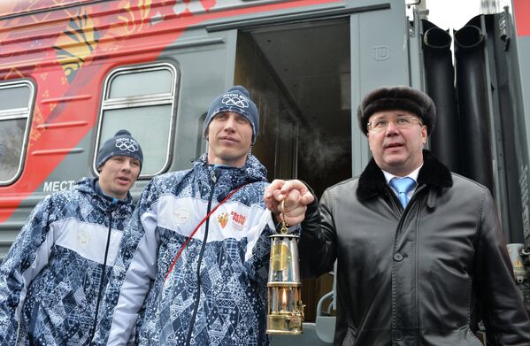 Алексей Шеметов (справа) и хранители огня