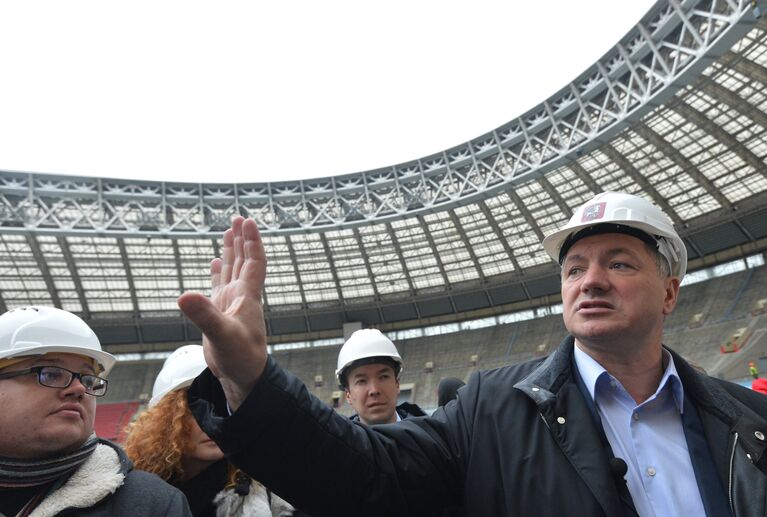 Заместитель мэра Москвы по вопросам градостроительной политики и строительства Марат Хуснуллин (справа) на стадионе Лужники