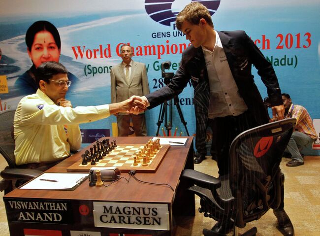 Магнус Карлсен (справа) жмет руку Вишванатану Ананду перед началом финальной партии
