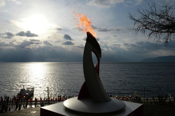 Олимпийский огонь зажжен на берегу озера Байкал
