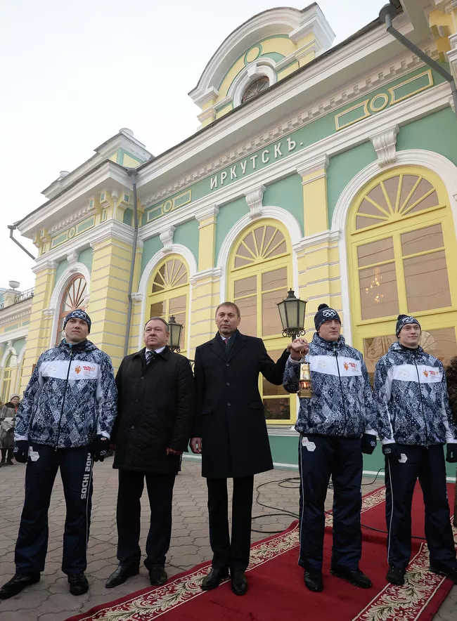 Мэр Иркутска Виктор Кондрашов (в центре) на железнодорожном вокзале во время эстафеты олимпийского огня