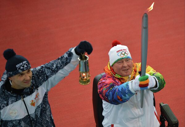 Председатель федерации стрельбы из лука Иркутской области Константин Шумков во время эстафеты олимпийского огня в Иркутске