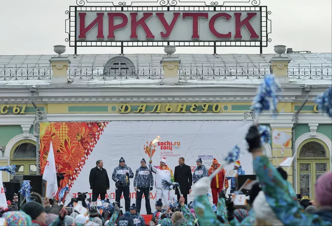 Мэр Иркутска Виктор Кондрашов (четвертый справа) и трехкратный чемпион Сурдлимпийских игр Александр Хаустов (четвертый слева)