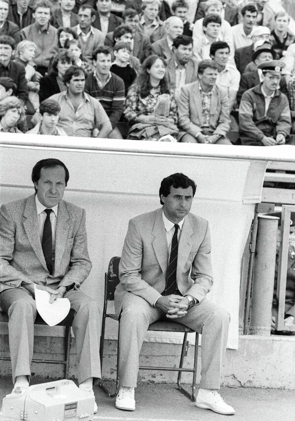 Старший тренер олимпийской сборной команды СССР по футболу Анатолий Бышовец (справа) и тренер Виктор Сальков (слева)