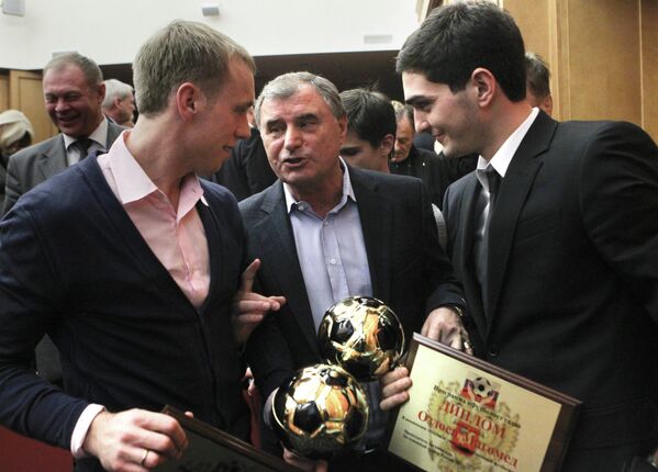 Футболисты Локомотива Денис Глушаков (слева),  Магомед Оздоев (справа) и футбольный тренер Анатолий Бышовец (в центре)