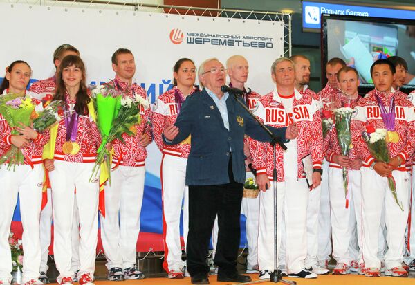 Президент ПКР Владимир Лукин (в центре) выступает во время встречи занявшей второе командное место сборной России