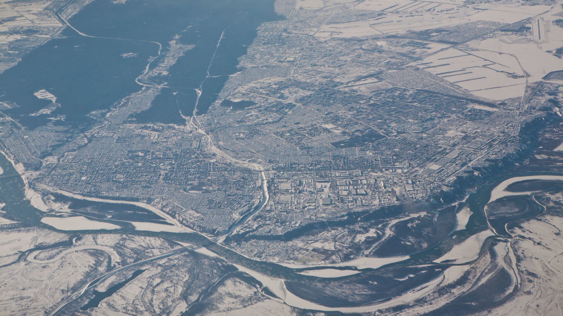 Вид на город Барнаул и реку Обь с борта самолета - РИА Новости, 1920, 20.12.2021