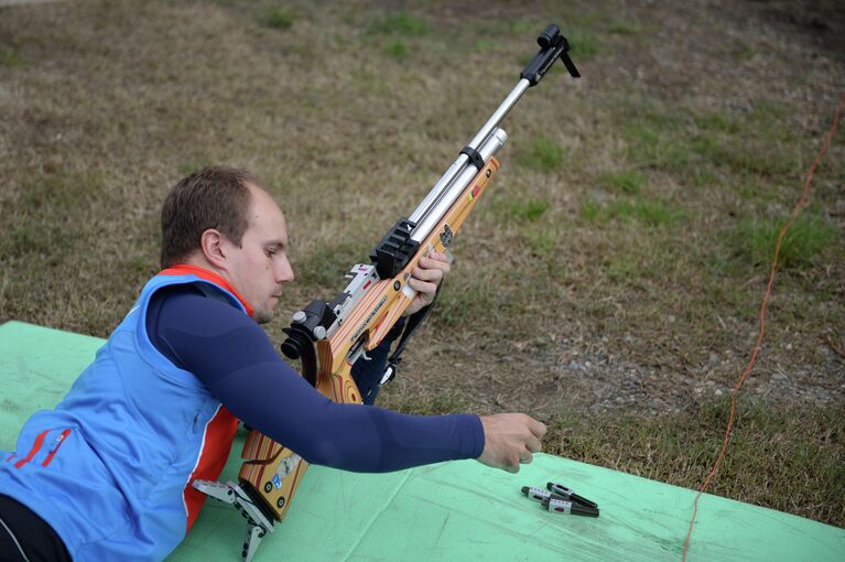 Спортсмен Иван Гончаров во время тренировки паралимпийской сборной по биатлону и лыжным гонкам