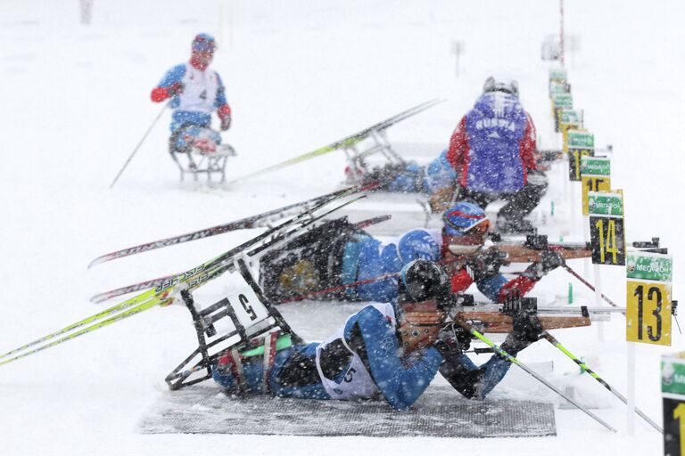 Спортсмены во время соревнований на чемпионате России по биатлону среди лиц с поражением опорно-двигательного аппарата