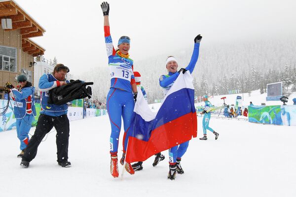 Российские биатлонистки (слева направо): Алена Горбунова (бронза) и Анна Бурмистрова (золото)