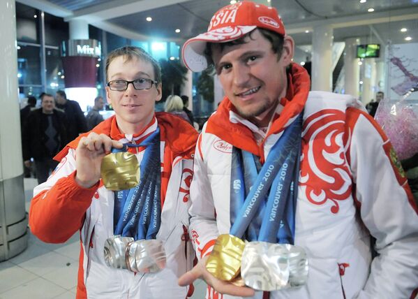 Призеры X зимних Паралимпийских игр Николай Полухин и Андрей Токарев (слева направо)
